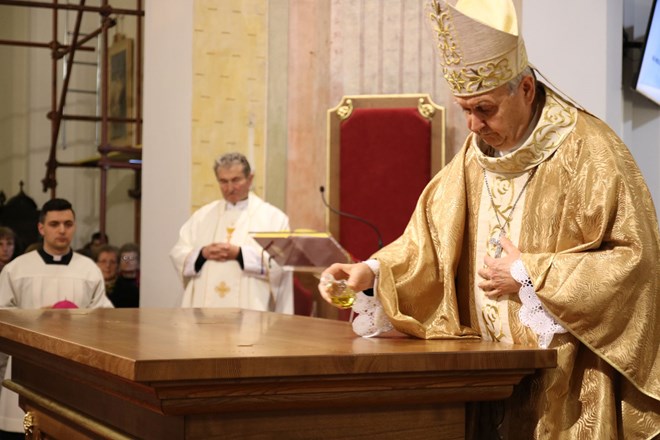 Biskup Mrzljak posvetio novi oltar u ivanečkoj crkvi te u njega ugradio moći bl. Alojzija Stepinca